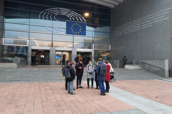 Delegation vor den Treppen zur EU-Kommission